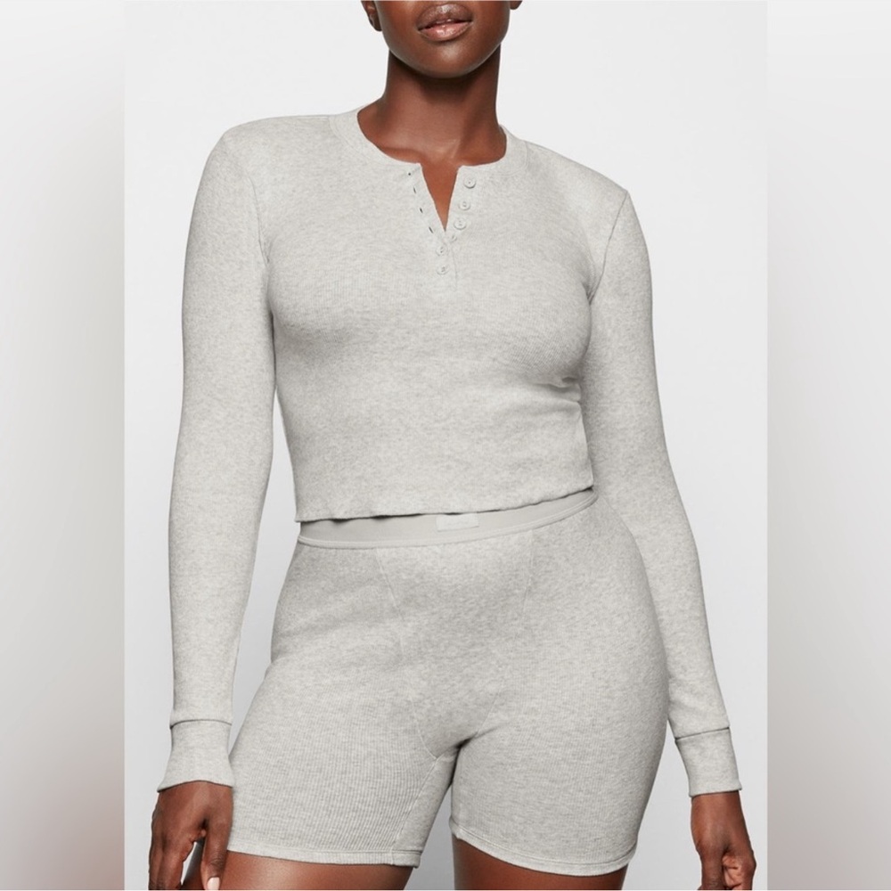 NWT SKIMS Cotton Rib Long Sleeve Crop Henley | Light
Heather Grey | XL